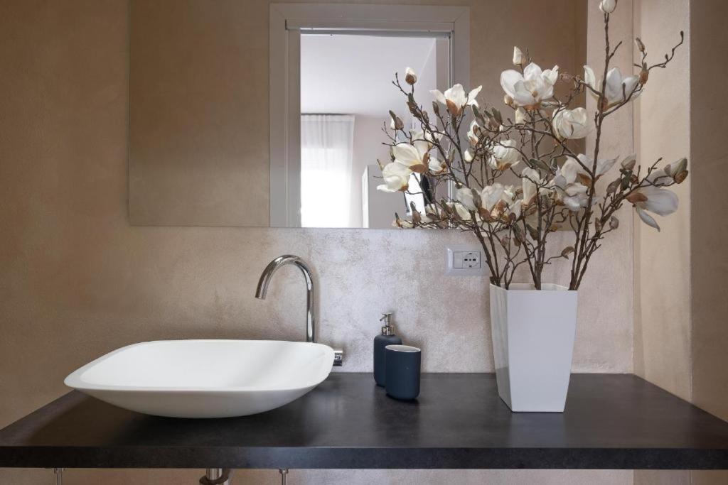 Cute And Cozy Apartment Train Station Bergamo Bagian luar foto